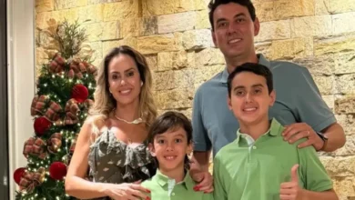 1 semana após adeus a filhos, viúva de secretário reaparece