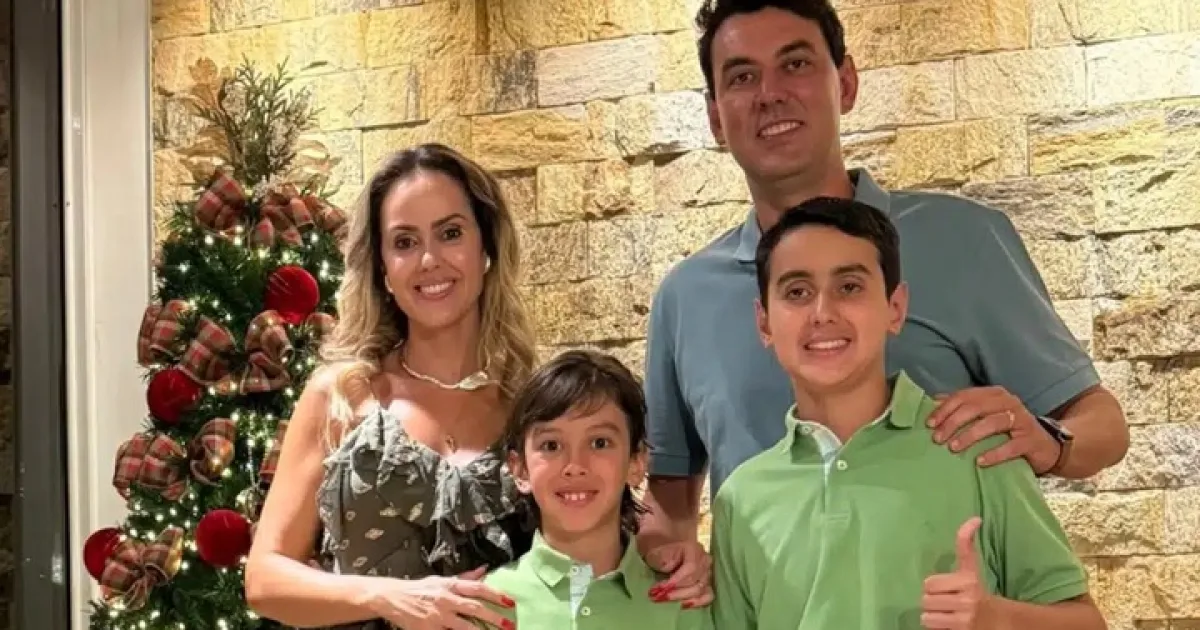 1 semana após adeus a filhos, viúva de secretário reaparece