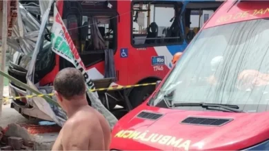 A colisão entre um ônibus convencional e um articulado do BRT deixou dezenas de feridos