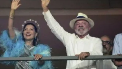 A passagem da Acadêmicos de Niterói pela Sapucaí dividiu o público com a passagem do presidente Lula