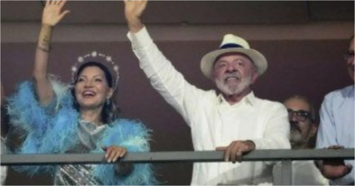 A passagem da Acadêmicos de Niterói pela Sapucaí dividiu o público com a passagem do presidente Lula 1 A passagem da Acadêmicos de Niterói pela Sapucaí dividiu o público com a passagem do presidente Lula