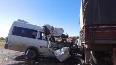 Acidente entre caminhão e van deixa 5 mortos