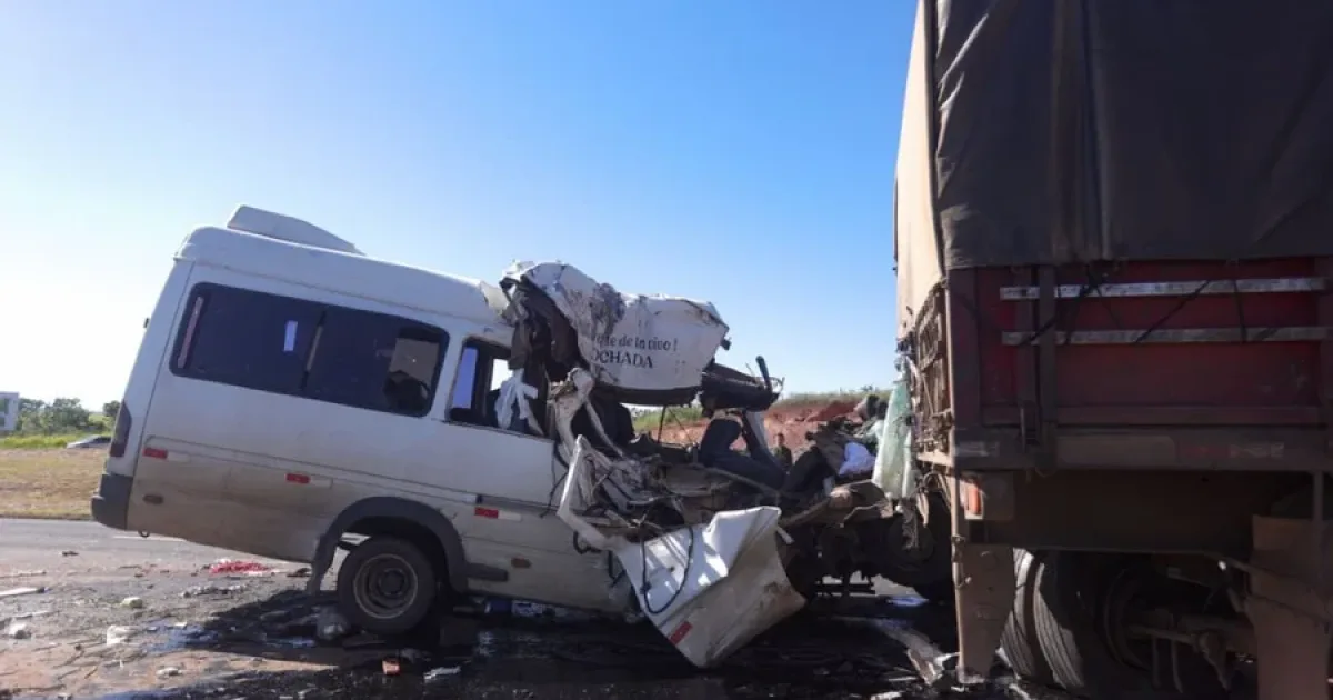 Acidente entre caminhão e van deixa 5 mortos