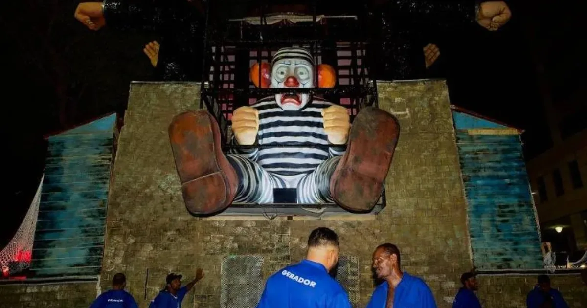 Após fazer alusão a Jair Bolsonaro, escola de samba é criticada. 1 Após fazer alusão a Jair Bolsonaro, escola de samba é criticada.