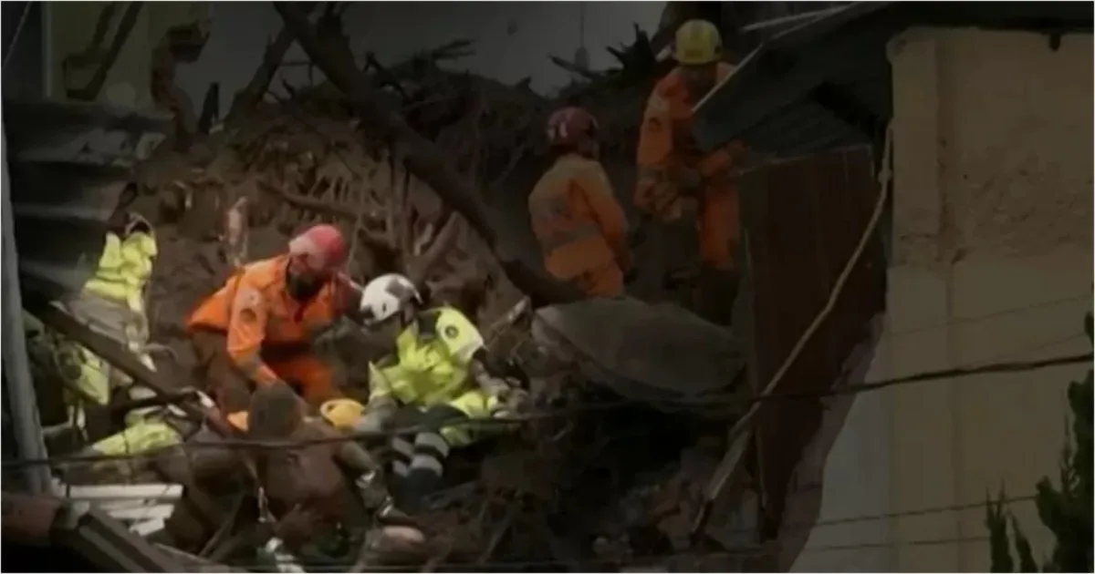 As equipes do Corpo de Bombeiros em Juiz de Fora encontraram mais uma pessoa soterrada