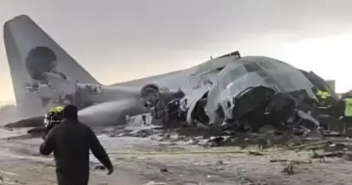 Avião cai: 15 pessoas morrem e ao menos 30 ficam feridas 1 Avião cai: 15 pessoas morrem e ao menos 30 ficam feridas