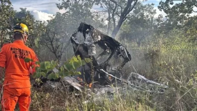 Avião cai e pega fogo após decolagem em GO