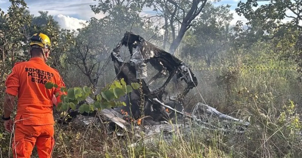 Avião cai e pega fogo após decolagem em GO 1 Avião cai e pega fogo após decolagem em GO