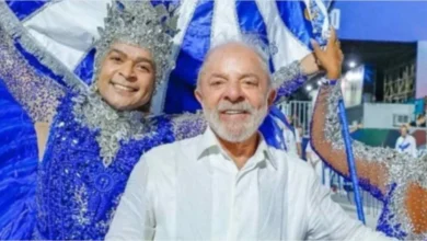 Cantor não gostou de ver o presidente ser vaiado por algumas pessoas durante o desfile de Carnaval