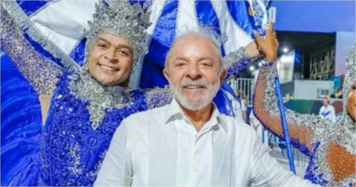 Cantor não gostou de ver o presidente ser vaiado por algumas pessoas durante o desfile de Carnaval 1 Cantor não gostou de ver o presidente ser vaiado por algumas pessoas durante o desfile de Carnaval