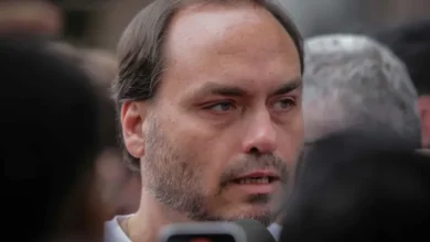 Carlos Bolsonaro teme ‘ponto de não retorno’ na saúde do pai na prisão