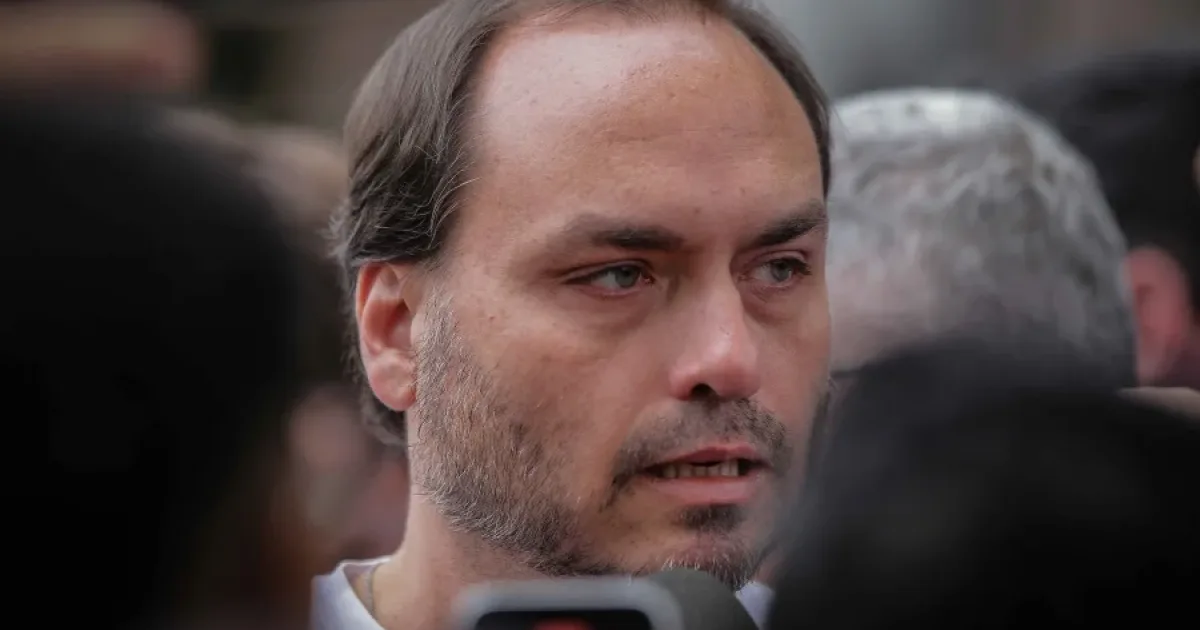 Carlos Bolsonaro teme ‘ponto de não retorno’ na saúde do pai na prisão