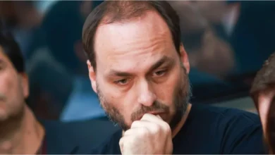 Carlos Bolsonaro visitou o pai na Papudinha; o ex-presidente cumpre pena de 27 anos e 3 meses