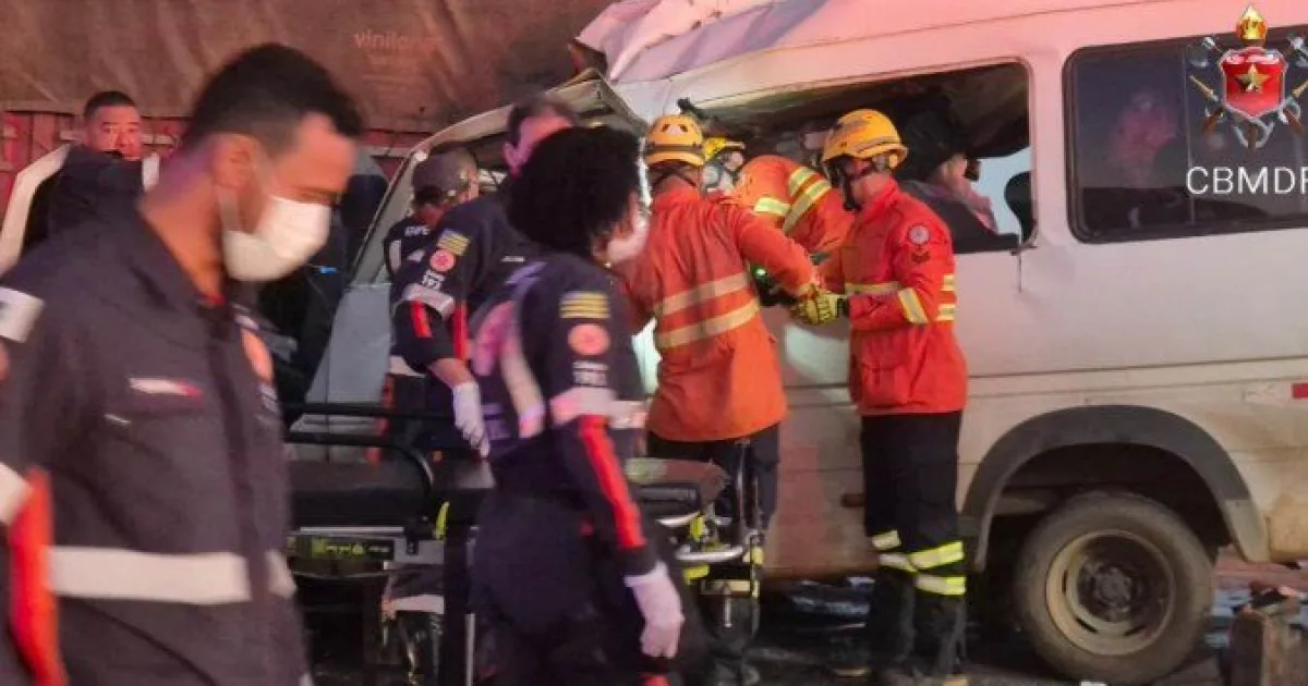 Colisão entre van e caminhão deixa 5 mortos no DF
