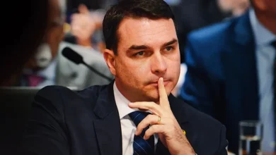 Flávio Bolsonaro comemora avanço contra Lula, mas prega cautela
