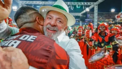 Flávio Bolsonaro e Novo anunciam mais ações contra Lula no TSE após desfile na Sapucaí