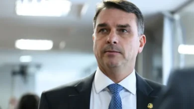 Flávio se manifesta após rebaixamento de escola de samba que homenageou Lula