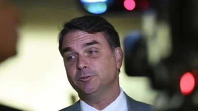 Flávio visita Bolsonaro e relata crise de soluços: “Não passou bem” 2 Flávio visita Bolsonaro e relata crise de soluços: “Não passou bem”