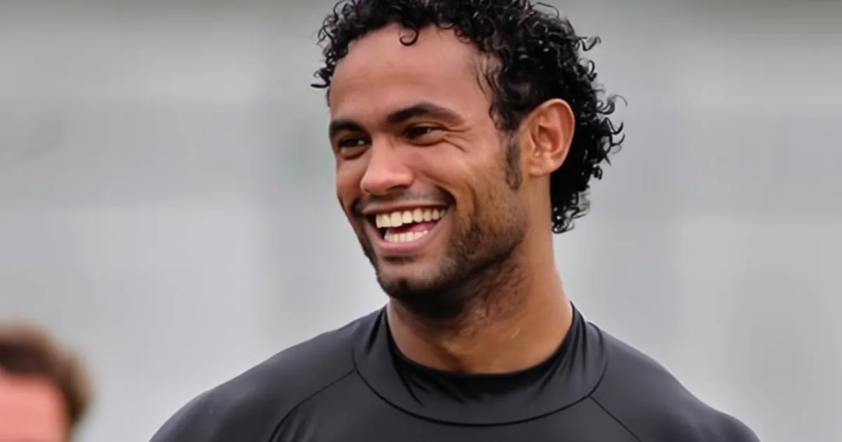 Goleiro Bruno passa mal após partida de futebol