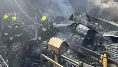 Helicóptero militar cai em mercado de frutas, deixando quatro mortos