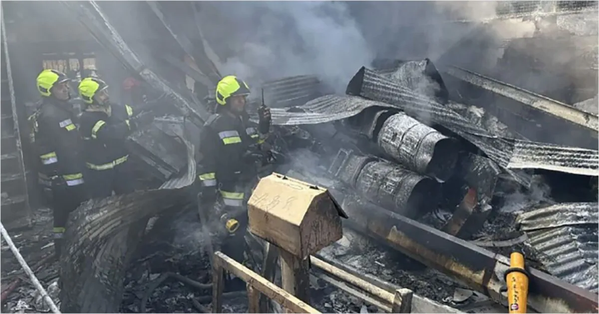 Helicóptero militar cai em mercado de frutas, deixando quatro mortos 1 Helicóptero militar cai em mercado de frutas, deixando quatro mortos