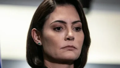 Michelle reage à imagem de Bolsonaro como palhaço em desfile sobre Lula