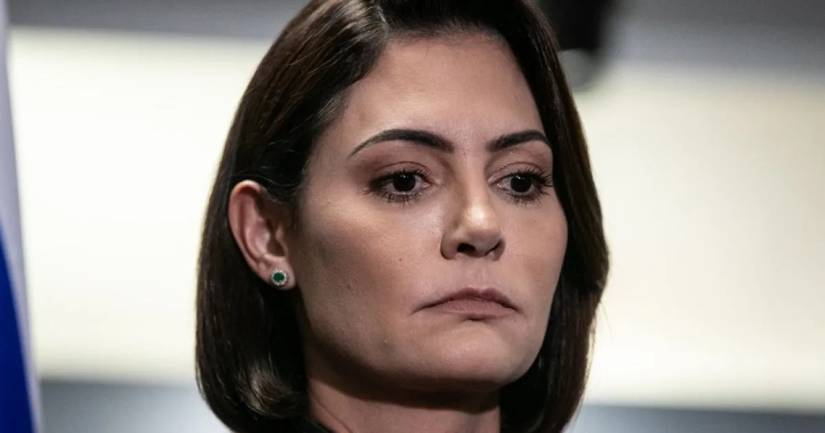 Michelle reage à imagem de Bolsonaro como palhaço em desfile sobre Lula