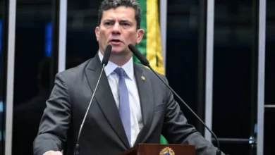 Moro critica desfile em homenagem a Lula e diz que faltou “carro da Odebrecht” na Sapucaí