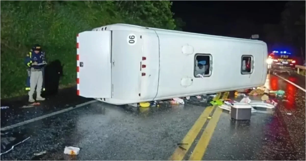 Motorista perde o controle de ônibus e mais de 20 pessoas ficam feridas em acidente