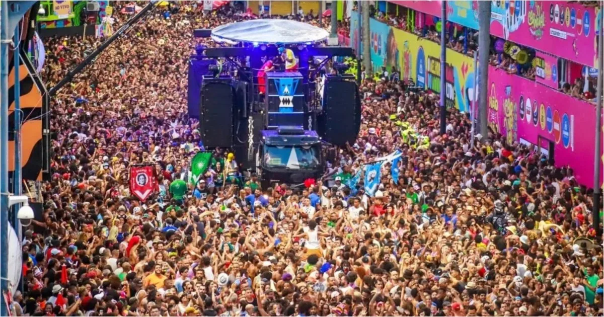 Mulher morre após ser atropelada por caminhão no carnaval de Salvador