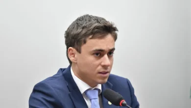 Nikolas Ferreira critica desfile em homenagem a Lula no Rio e cita Bolsonaro