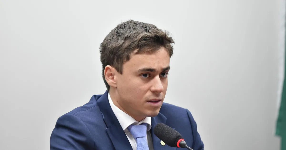 Nikolas Ferreira critica desfile em homenagem a Lula no Rio e cita Bolsonaro