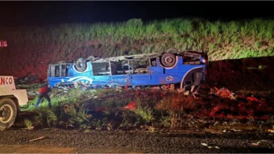 Ônibus com trabalhadores rurais tomba próximo à cidade de Marília, em São Paulo