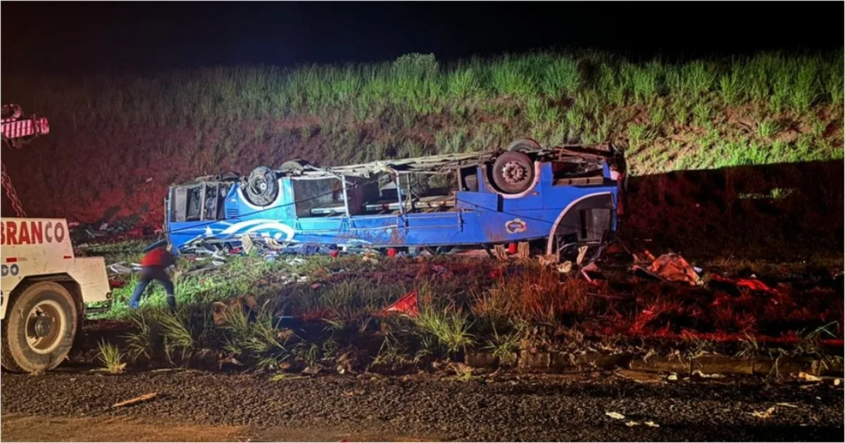 Ônibus com trabalhadores rurais tomba próximo à cidade de Marília, em São Paulo 1 Ônibus com trabalhadores rurais tomba próximo à cidade de Marília, em São Paulo