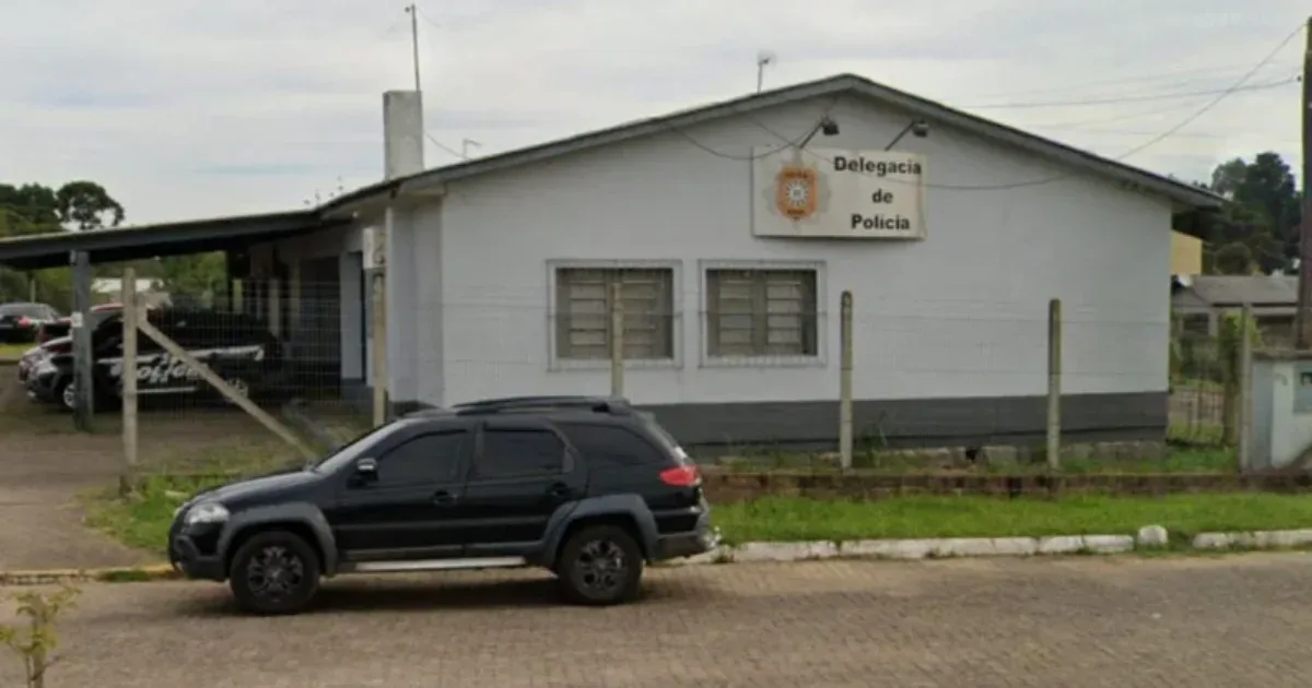 Padre termina missa e recebe voz de prisão na saída da igreja