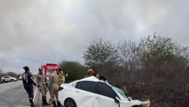 Pai, mãe e filho morrem em acidente entre carro e carreta na BR-230