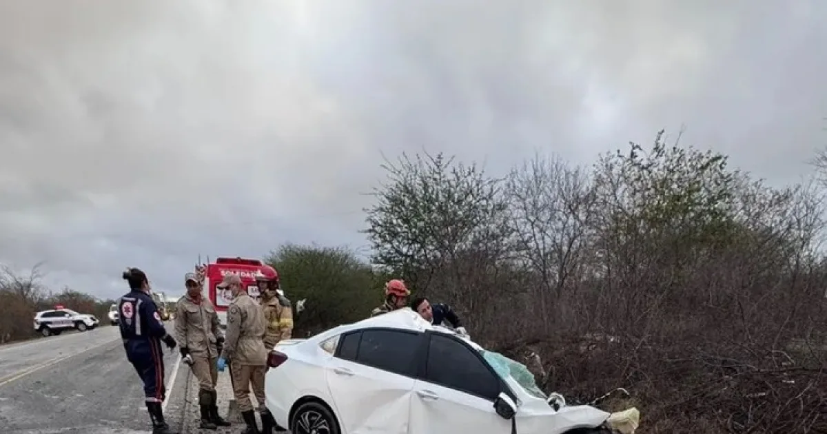 Pai, mãe e filho morrem em acidente entre carro e carreta na BR-230 1 Pai, mãe e filho morrem em acidente entre carro e carreta na BR-230