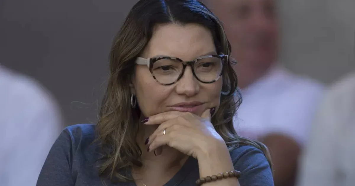 Primeira-dama Janja expulsa filha de Lula de camarote durante desfile no Rio