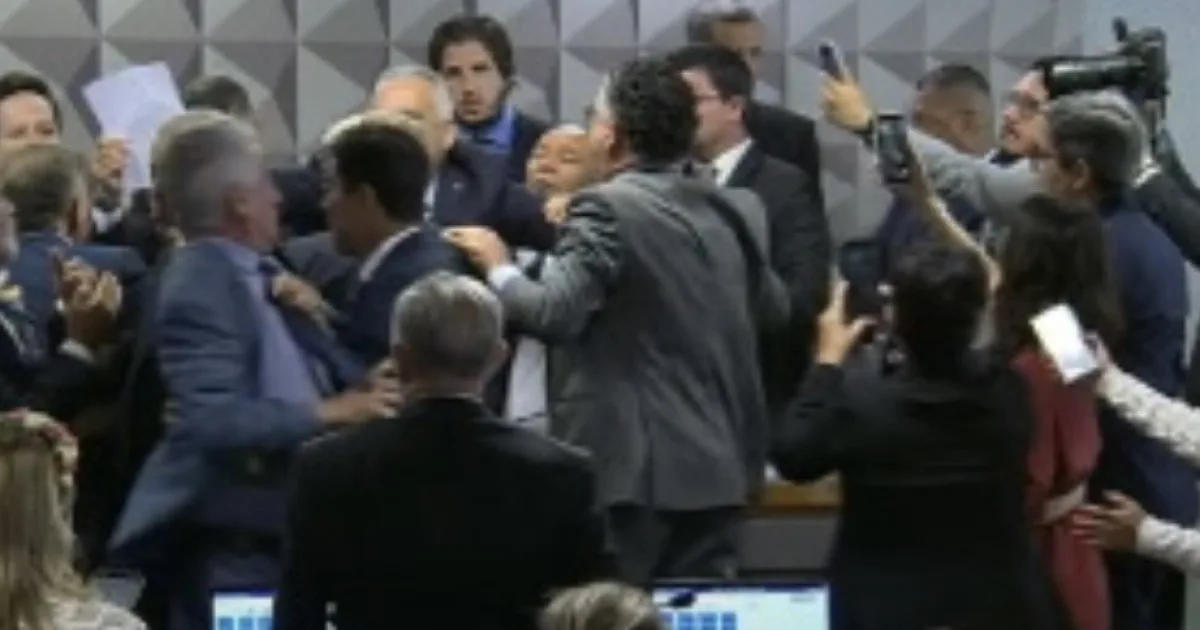 Quebra de sigilo de Lulinha aprovada na CPMI do INSS gera tumulto no Congresso