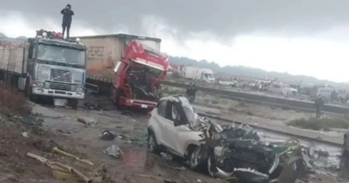 Queda de caça militar atinge veículos e gera pânico entre motoristas