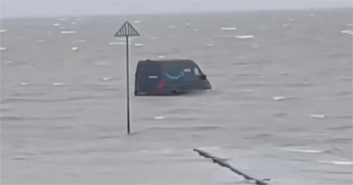 Um motorista entrou no rio com seu carro após seguir as orientações do GPS