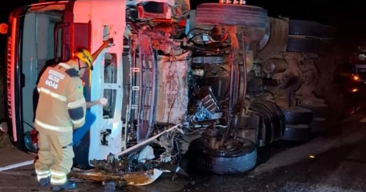 Acidente fatal em Goiás: mãe e filho morrem em colisão entre carro e carreta