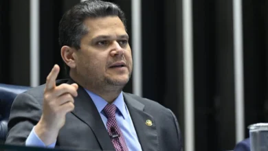 Alcolumbre joga Lulinha aos leões da CPMI e manda recado a Lula