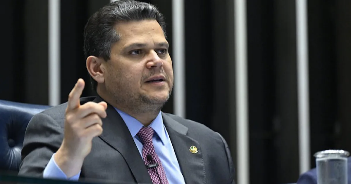 Alcolumbre joga Lulinha aos leões da CPMI e manda recado a Lula 1 Alcolumbre joga Lulinha aos leões da CPMI e manda recado a Lula