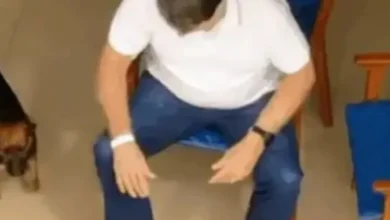 Após alta, Bolsonaro é flagrado em sua casa 2 Após alta, Bolsonaro é flagrado em sua casa