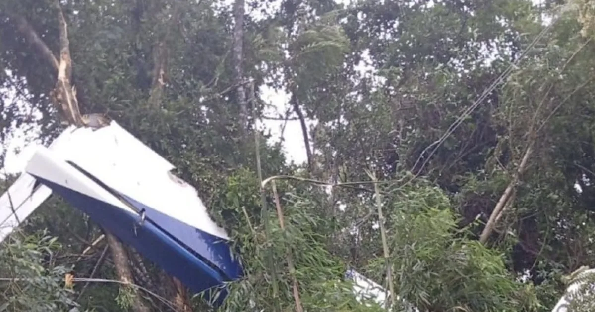 Avião cai durante forte chuva na região metropolitana de Curitiba 1 Avião cai durante forte chuva na região metropolitana de Curitiba