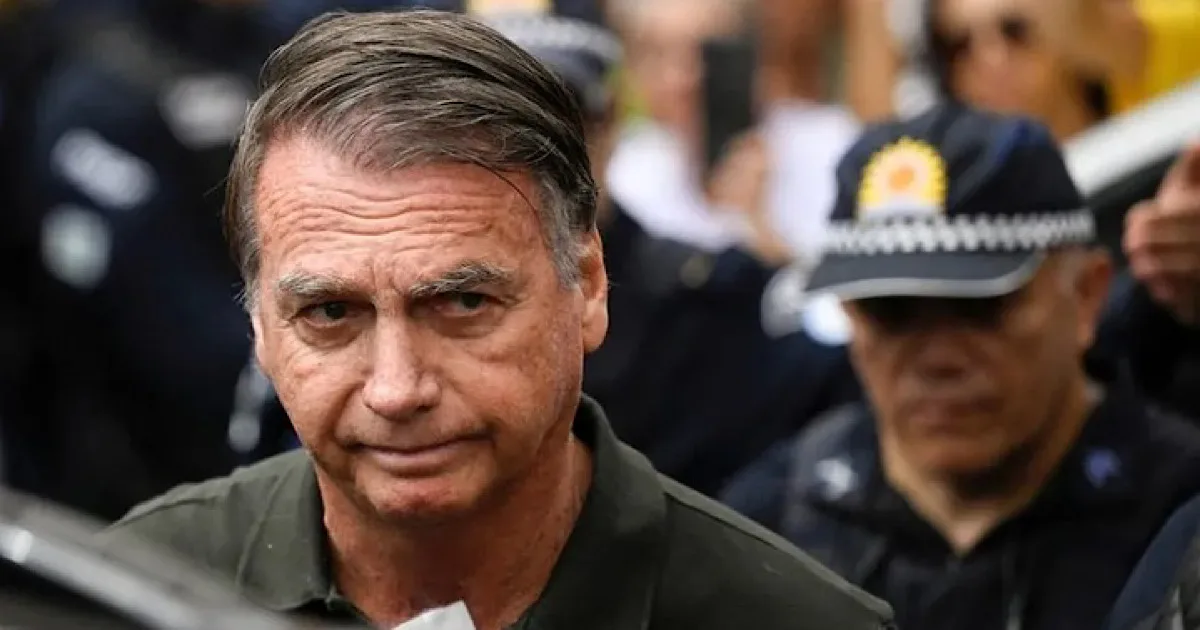 Bolsonaro deixa hospital em Brasília após melhora clínica