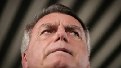 Bolsonaro deve ficar ao menos 8 dias no hospital, diz médico