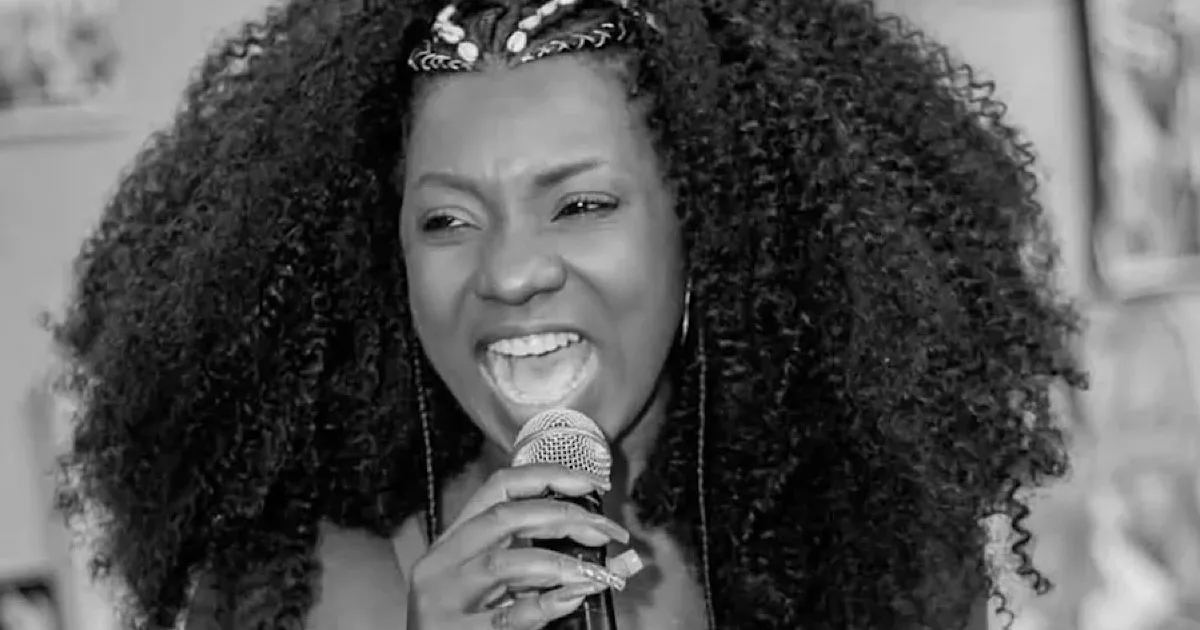 Cantora Adriana Araújo morre aos 49 anos