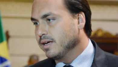 Carlos Bolsonaro faz crítica direta a Moraes sobre decisão